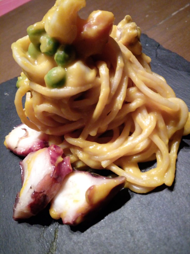 Spaghettone in crema di zucca con calamaretti polpo e piselli