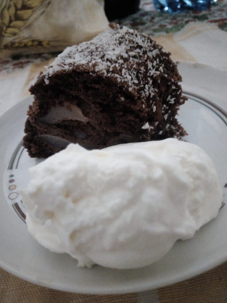 Ciambella soffice al fondente con pere al vino rosso, caffè e cocco