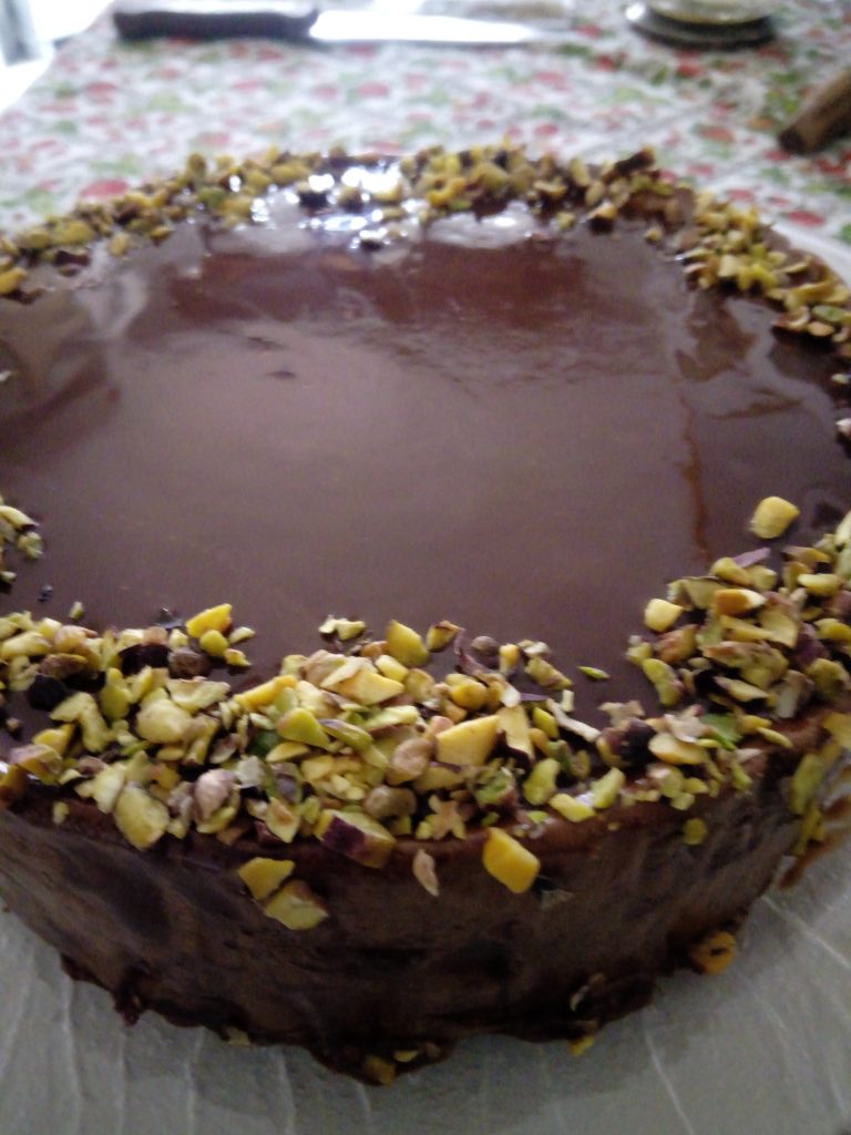 Torta mousse al cioccolato con glassa a specchio e pistacchi