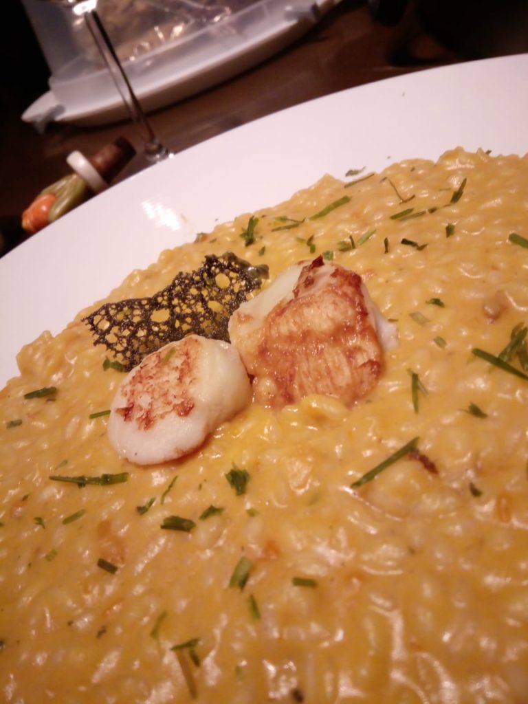 Due varianti del risotto alla zucca: con provolone piccante e pistacchi e con capesante e erba cipollina