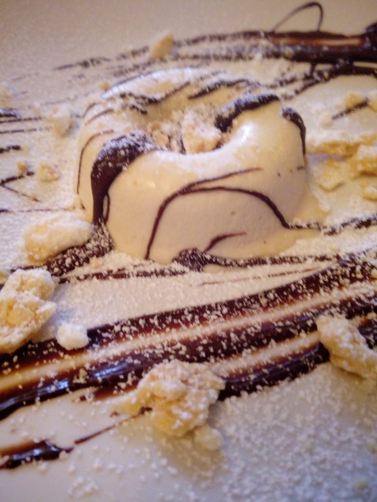 Semifreddo alla nocciola, salsa al fondente, crumble di meringa al  caffè