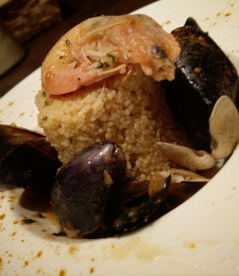 Sformatino di cous cous al curry con frutti di mare in guazzetto
