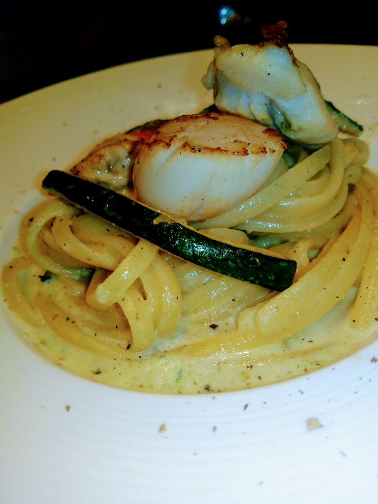 Linguine con julienne di zucchine, la loro crema e capesante