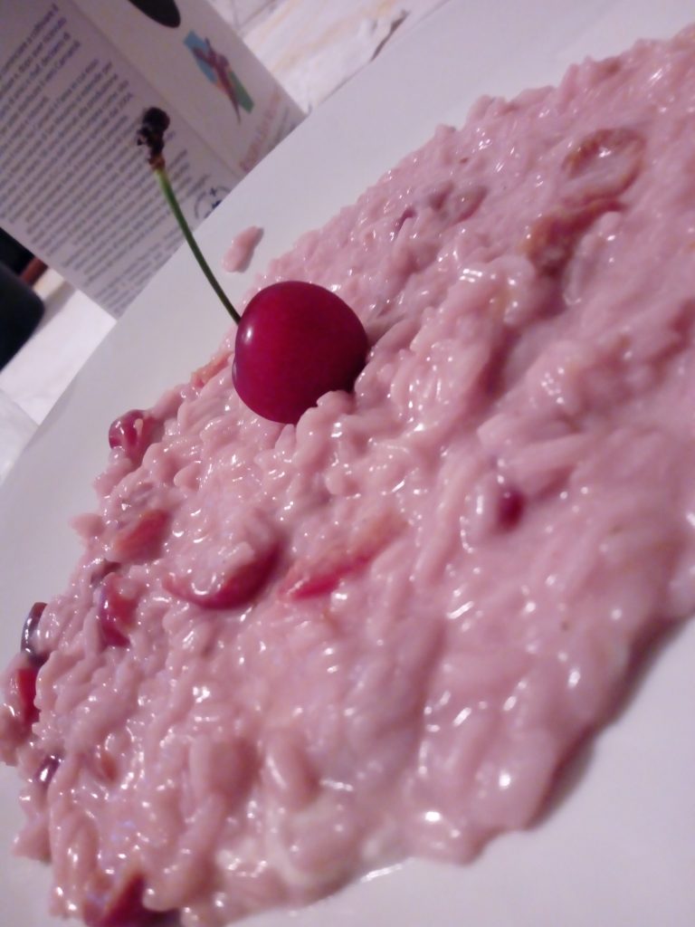 Risotto alle ciliegie mantecato alla robiola