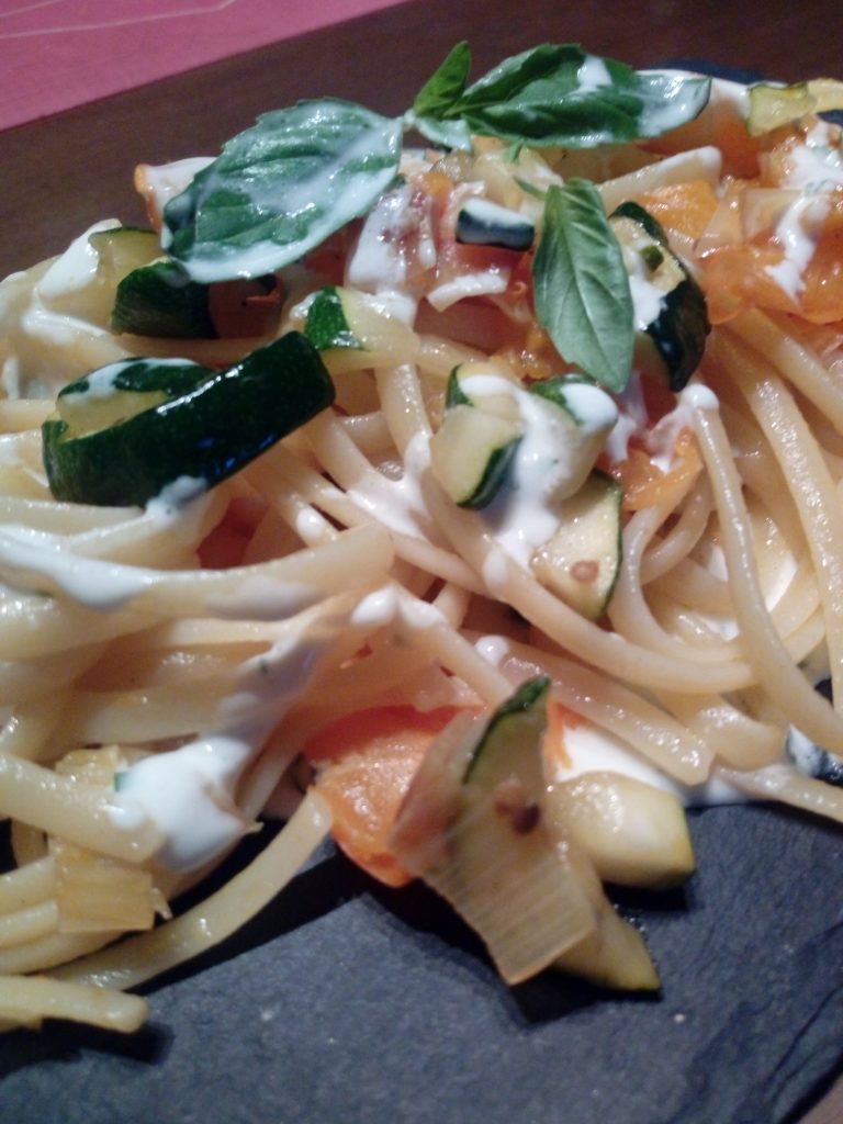 Linguine alle verdure con crema di caprino al basilico