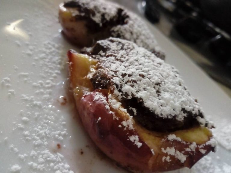 Pesche al forno ripiene con cioccolato e amaretti