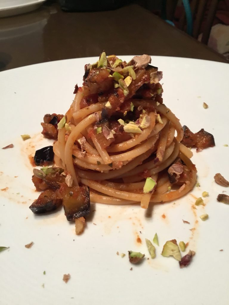 Rivisitazione della pasta alla Norma: spaghetti con melanzane, pomodoro, olive  e pistacchi