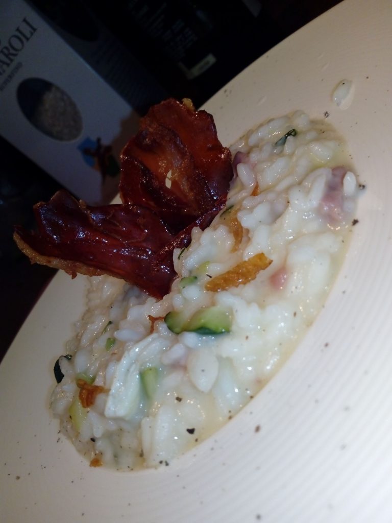 Risotto con zucchine, speck in doppia consistenza e mantecatura al brie
