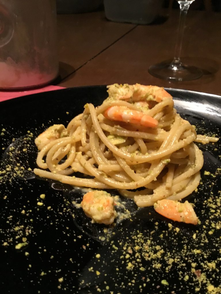 Spaghettone con crema di pistacchi e gamberi