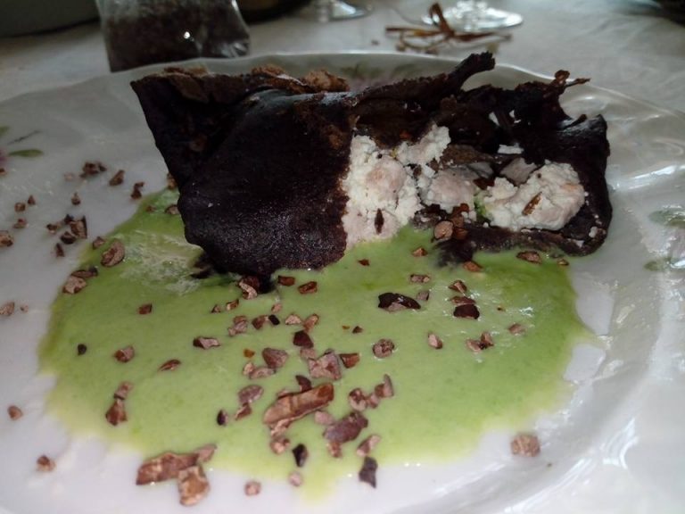 Crespelle di riso Venere con ricotta di bufala, gamberi e limone su vellutata di piselli e gru e di cacao