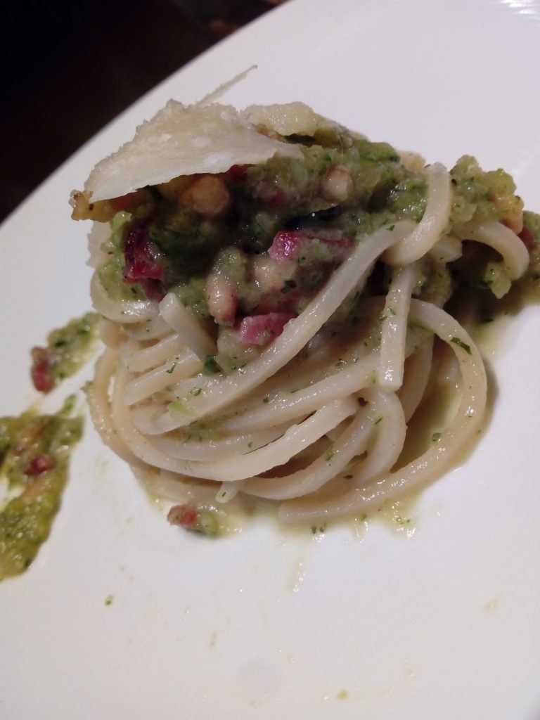 Spaghetti al pesto di zucchine con speck croccante e pinoli tostati