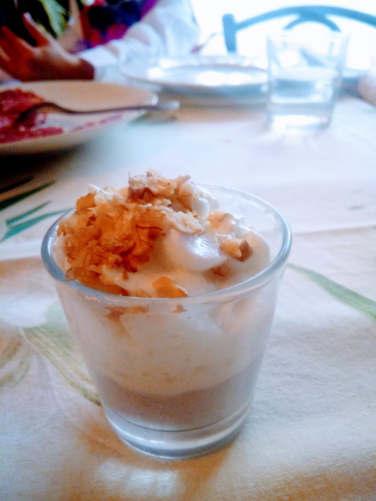 Cappuccino di patata viola, spuma di zola e crumble di noci di macadamia leggermente caramellate