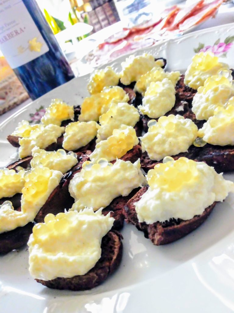 Crostini di pane al cacao con mousse di baccalà e perle di zafferano