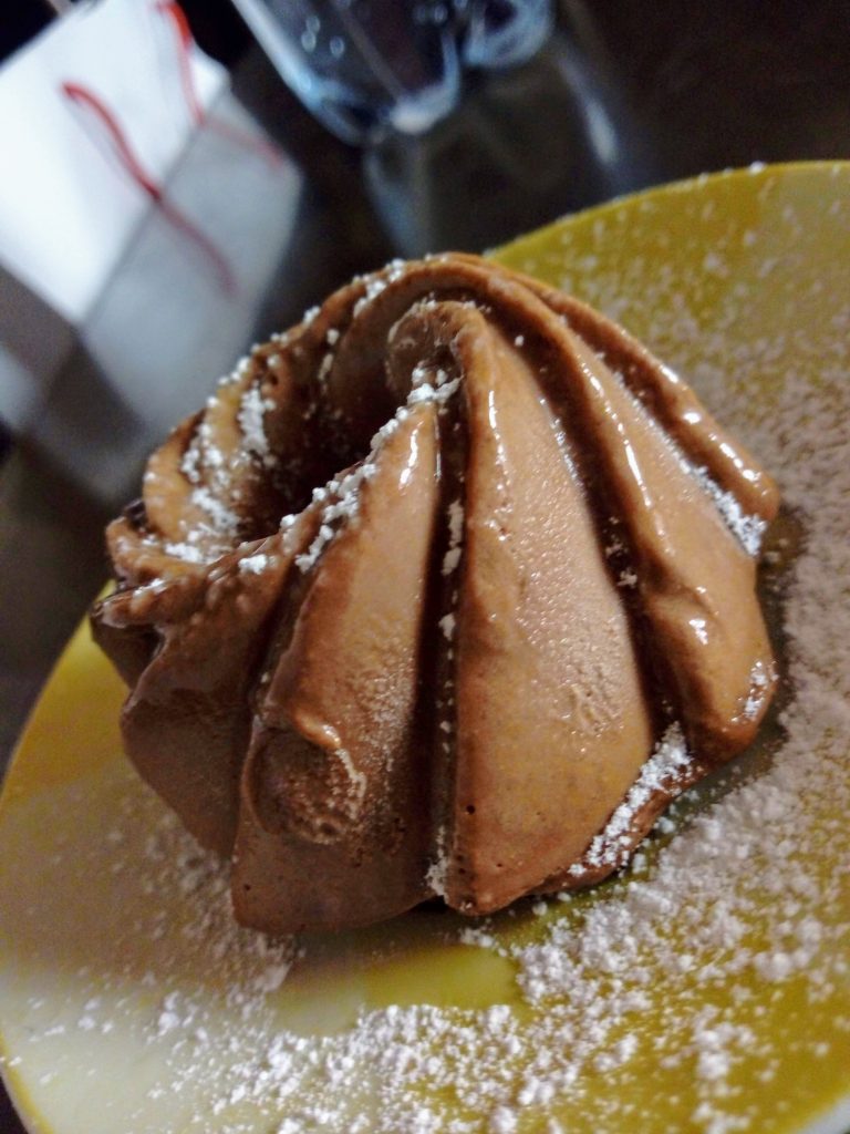 Bavarese al cioccolato al latte con polvere di cocco.