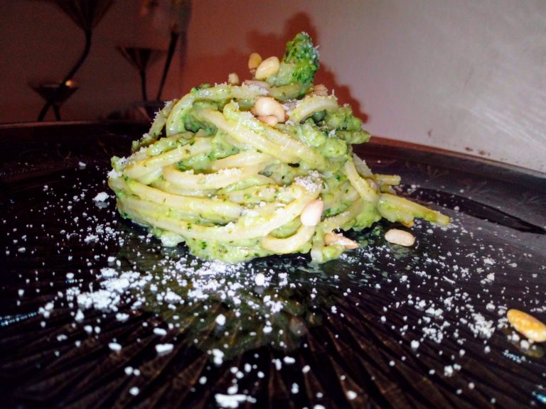Spaghetti con broccoli in due consistenze, pecorino e pinoli tostati