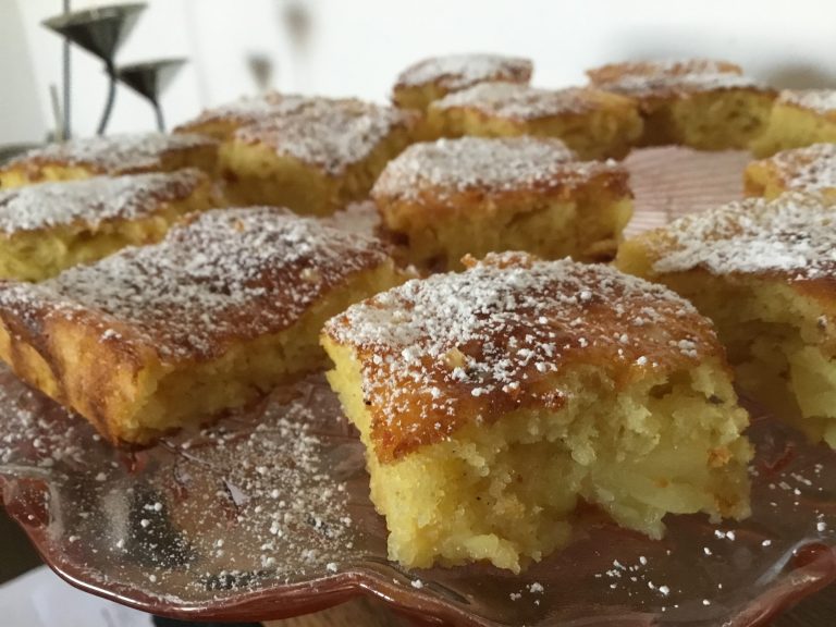 Tre dolci soffici per la colazione: quadrotti  al limone , torta di mele renette,     vaniglia e  nocciole, torta al caffè e vaniglia