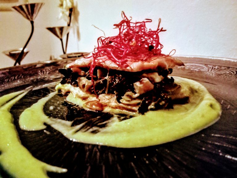 Sandwich di triglia con ripieno di spinacini, uvetta e pecorino su cremoso di broccoli