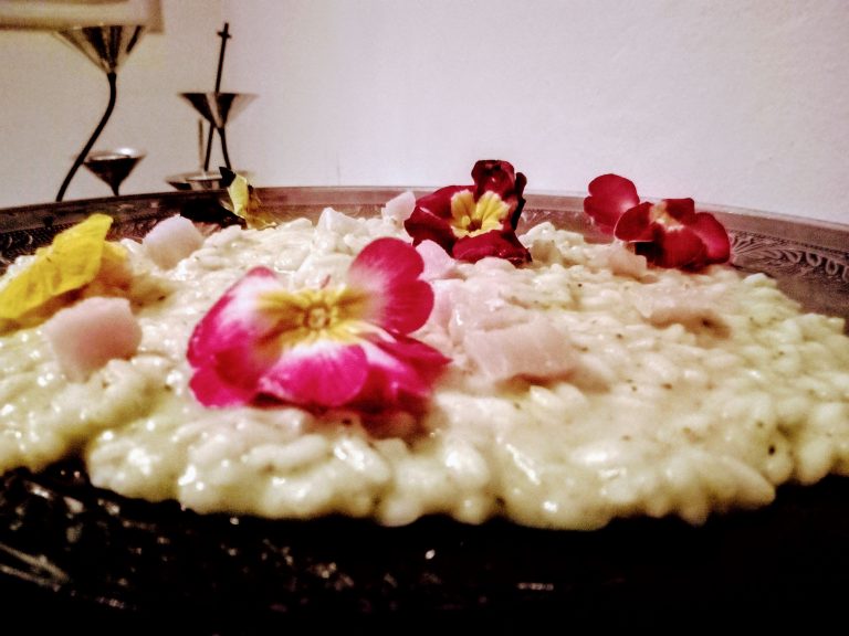Risotto mantecato alla crema di broccoli e burrata con crudo di pesce Spada