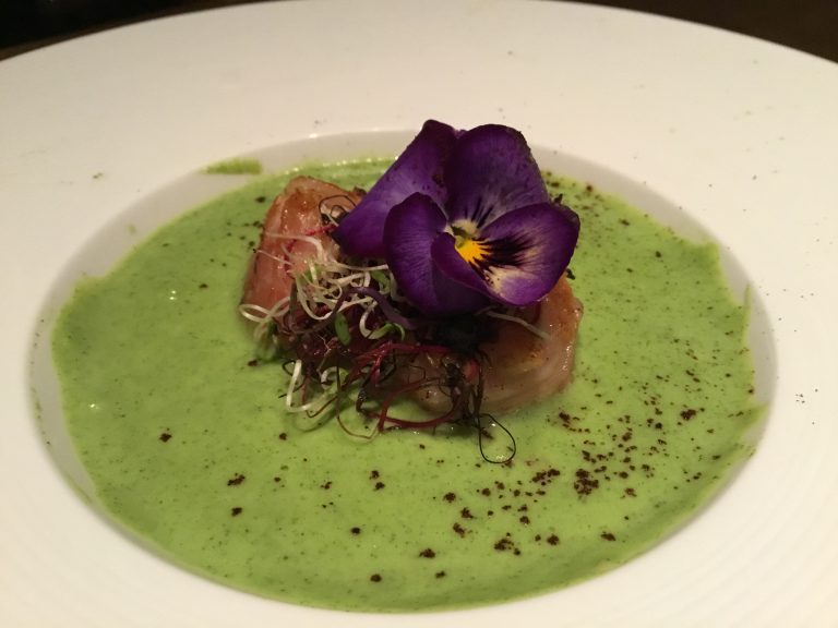 Capesante in camicia di speck su cremoso di zucchine con polvere di caffè