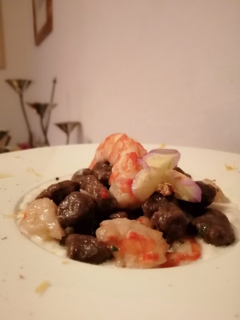 Gnocchetti al cacao in versione di terra con stracchino e noci e versione di mare con gamberi ricotta e limone