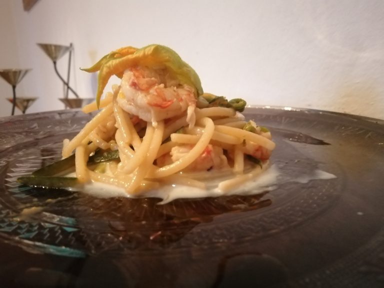 Spaghettone con gamberi, zucchine In due consistenze  i loro fiori, su crema di latte