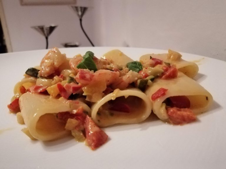 Paccheri con ragù di verdure gamberi e  crema di latte.