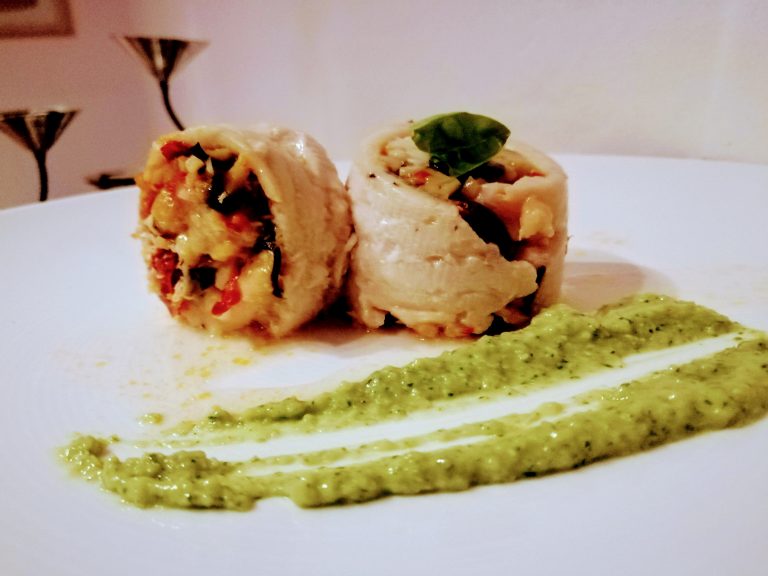 Rollè di spigola con ripieno di verdure, gamberi e pecorino con salsa al basilico .
