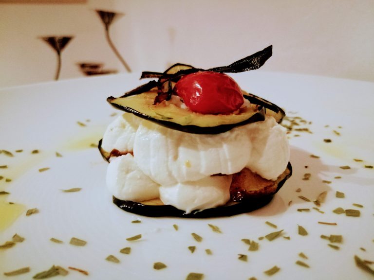 Rivisitazione della parmigiana di melanzane: millefoglie di melanzane con chantilly alla ricotta e pomodorini confit
