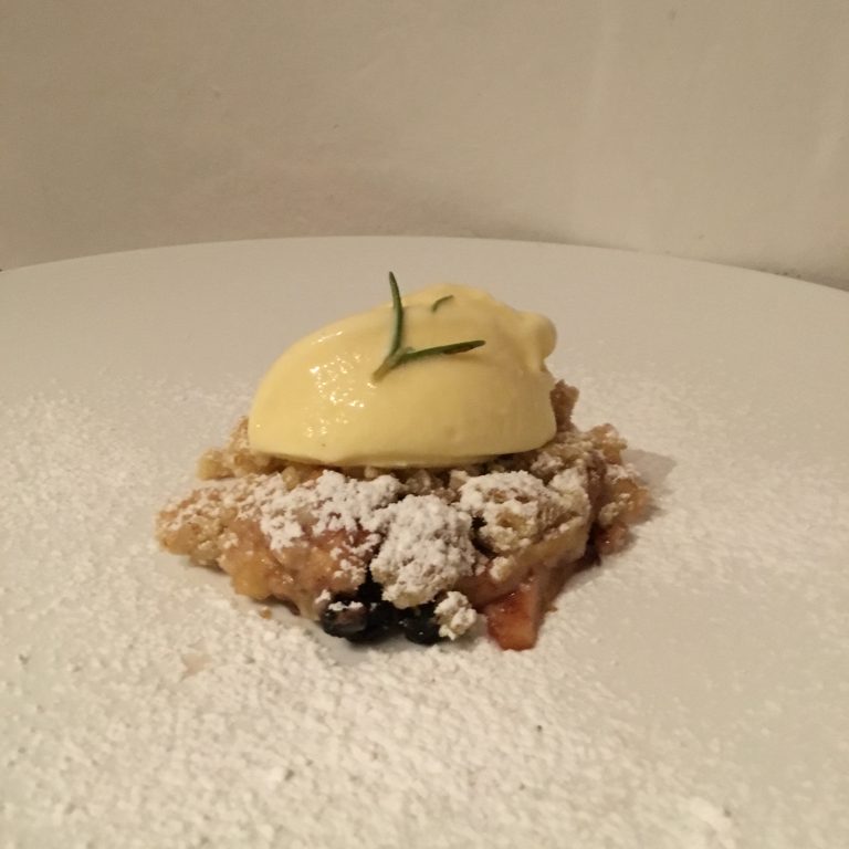 Apple crumble alla cannella con pinoli, ribes  nero e gelato alla vaniglia