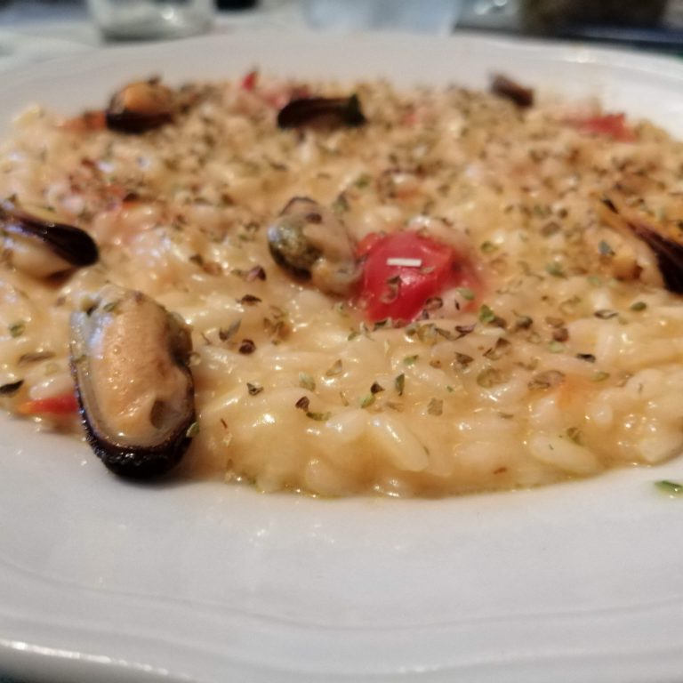 Risotto alla pizzaiola mantecato con burrata affumicata,cozze e pomodorini confit