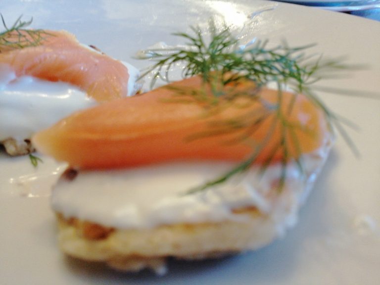 Blinis di farina integrale con salmone, panna acida e aneto