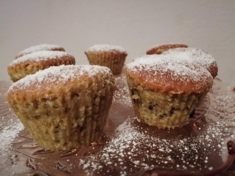 Mini banana bread con scaglie di cocco e mirtilli rossi