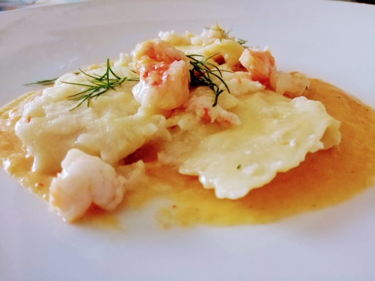Ravioli di ricotta, gamberi, limone al profumo di aneto, con ragù di gamberi e la loro bisque