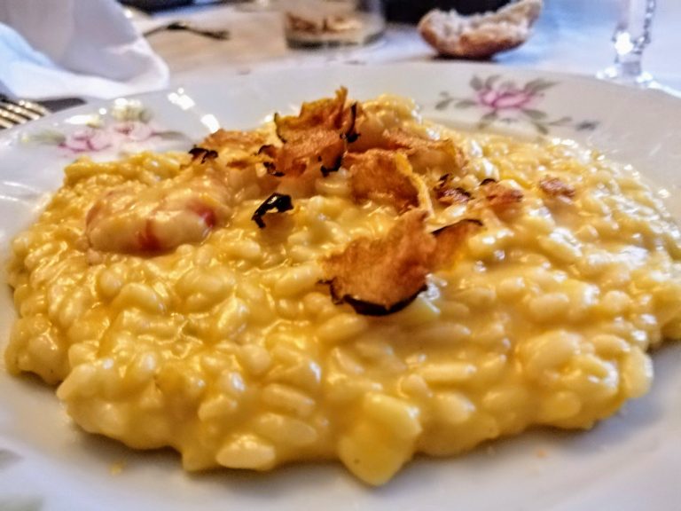 Risotto mantecato allo stracchino di capra, zucca in doppia consistenza gamberi