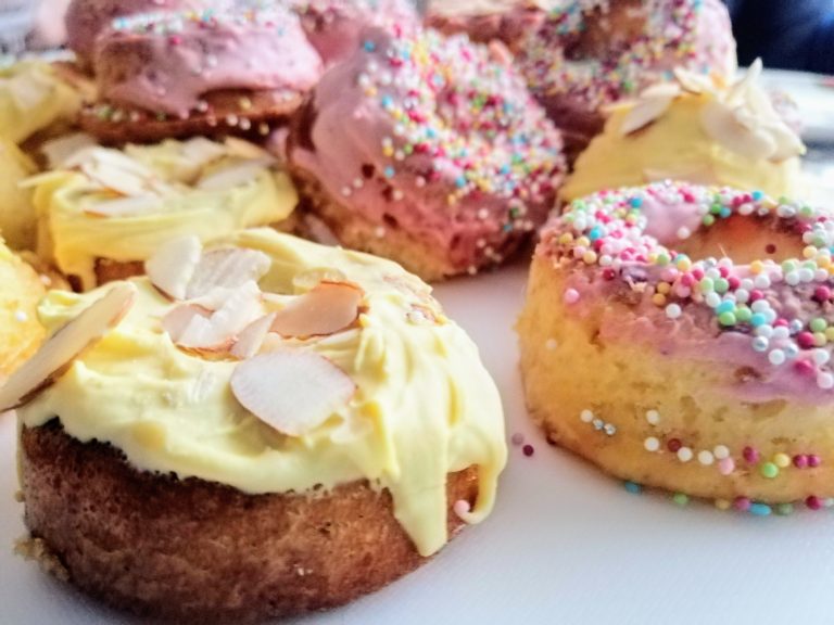Ciambelline soffici con glassa al cioccolato bianco