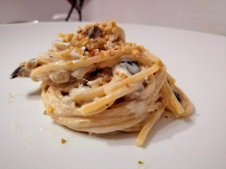 Spaghettone con melanzane, crema di stracciatella e crumble di pane alle erbe