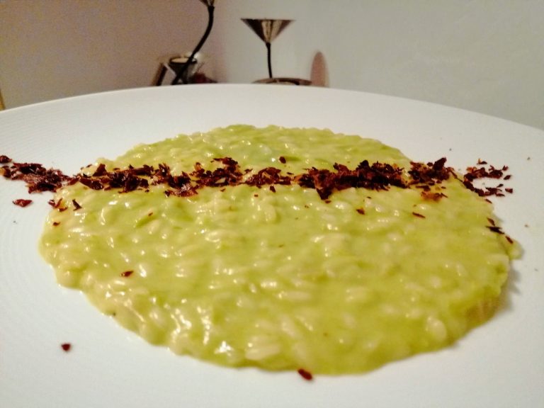 Risotto mantecato alla toma piemontese con crema di asparagi e polvere di speck