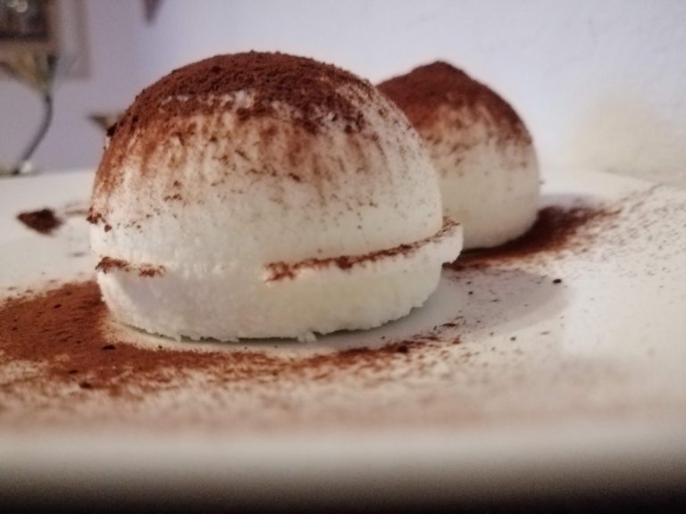Sfere di semifreddo al limone con cuore di cremoso al pistacchio