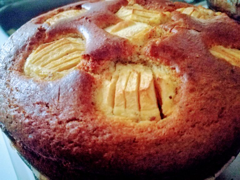 Torta di mele renette e nocciole al profumo di limone