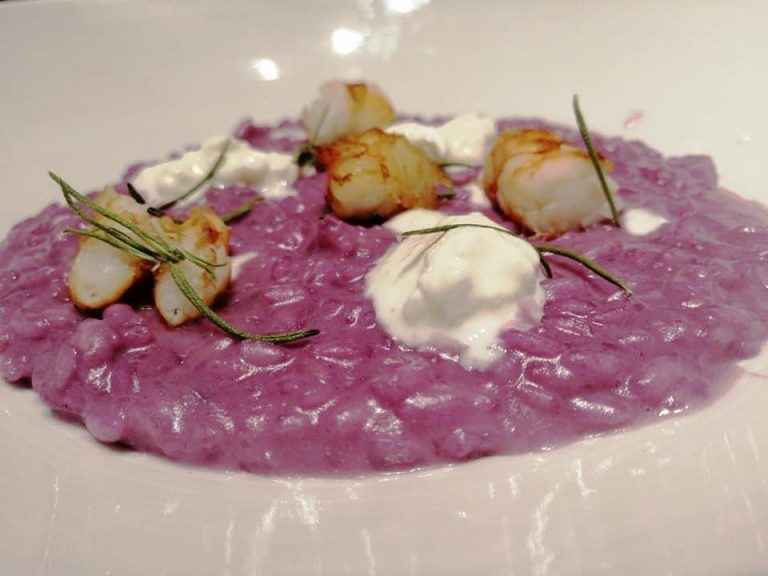 Risotto alla crema dì cavolo cappuccio, burrata e gamberi al brandy