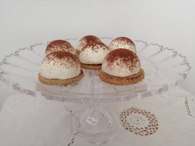 Semisfere al cioccolato bianco con cuore di bisquit al caffè e frolla al cocco e zucchero muscovado