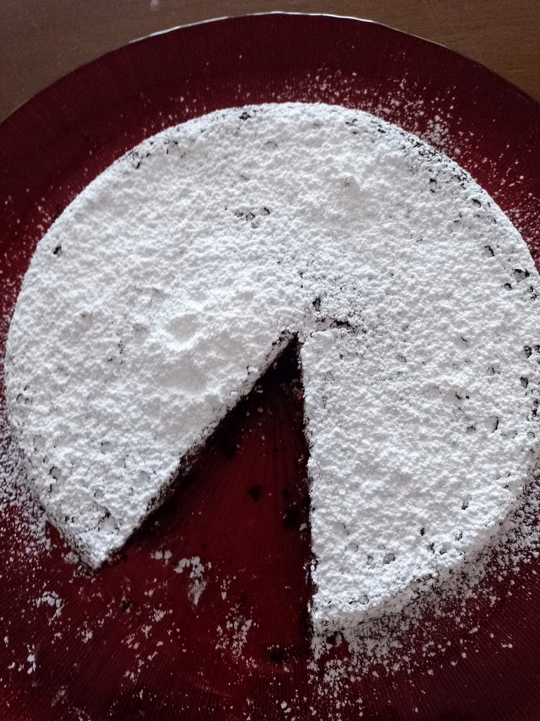 Torta al cioccolato, yogurt e frutti rossi