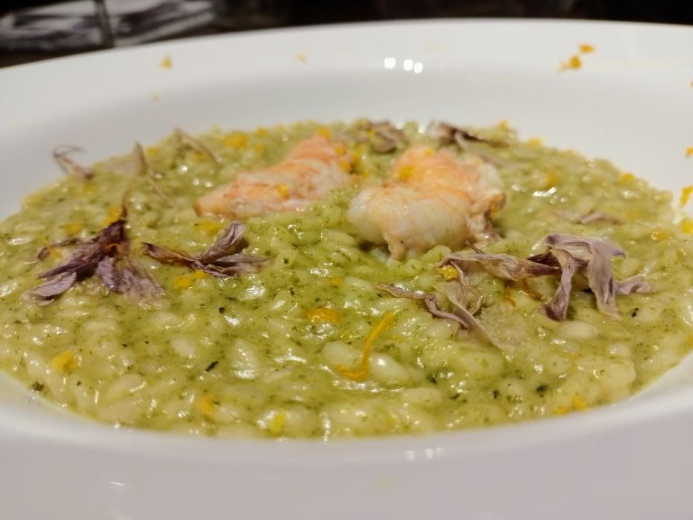 Risotto al pesto di zucchina, scampi, zest di mandarino e fiori di zafferano