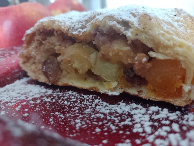 Strudel di mele e albicocche.