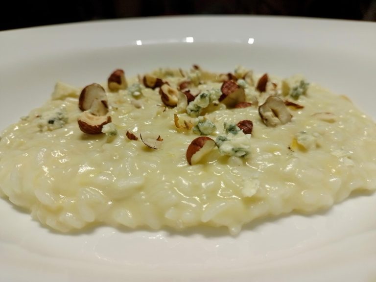 Risotto con prugna gialla, Roquefort e nocciole