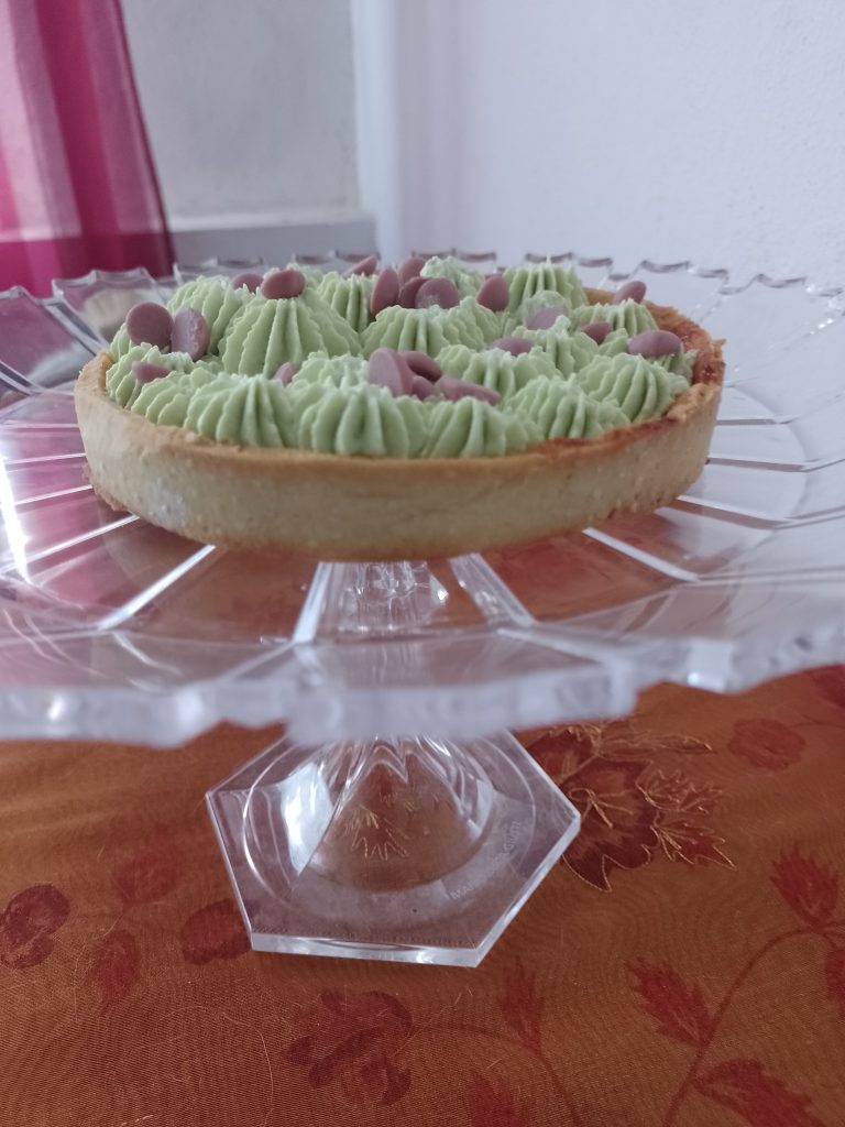 Crostata moderna con ganache al cioccolato ruby e ganache al Thè Matcha