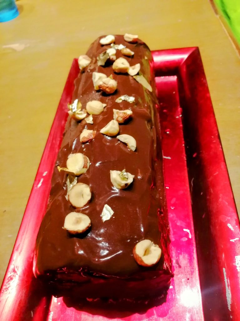 Tronchetto moderno al cicoccolato e nocciole