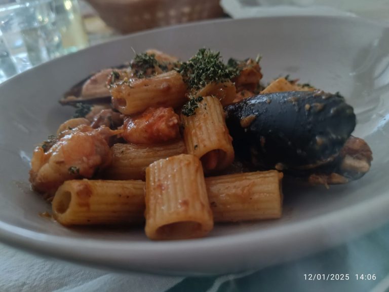 Maccheroni in crema di peperoni gialli con gamberi e cozze e crumble di mandorle