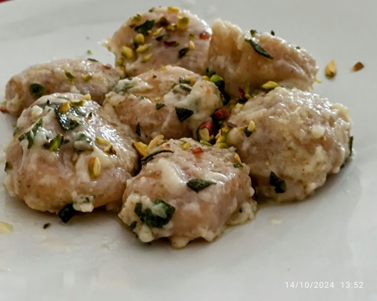 Bottoni di patate ripieni di zola , con pesto di salvia e mandorle