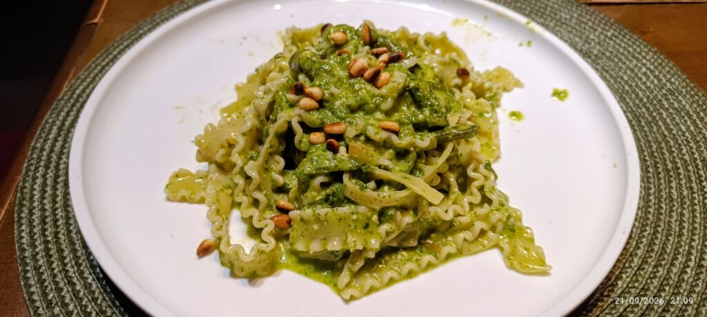 Mafaldine in crema di rucola con fagiolini e pinoli tostati